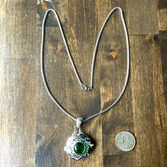 Green Rock Pendant Necklace - Picture 3 of 12